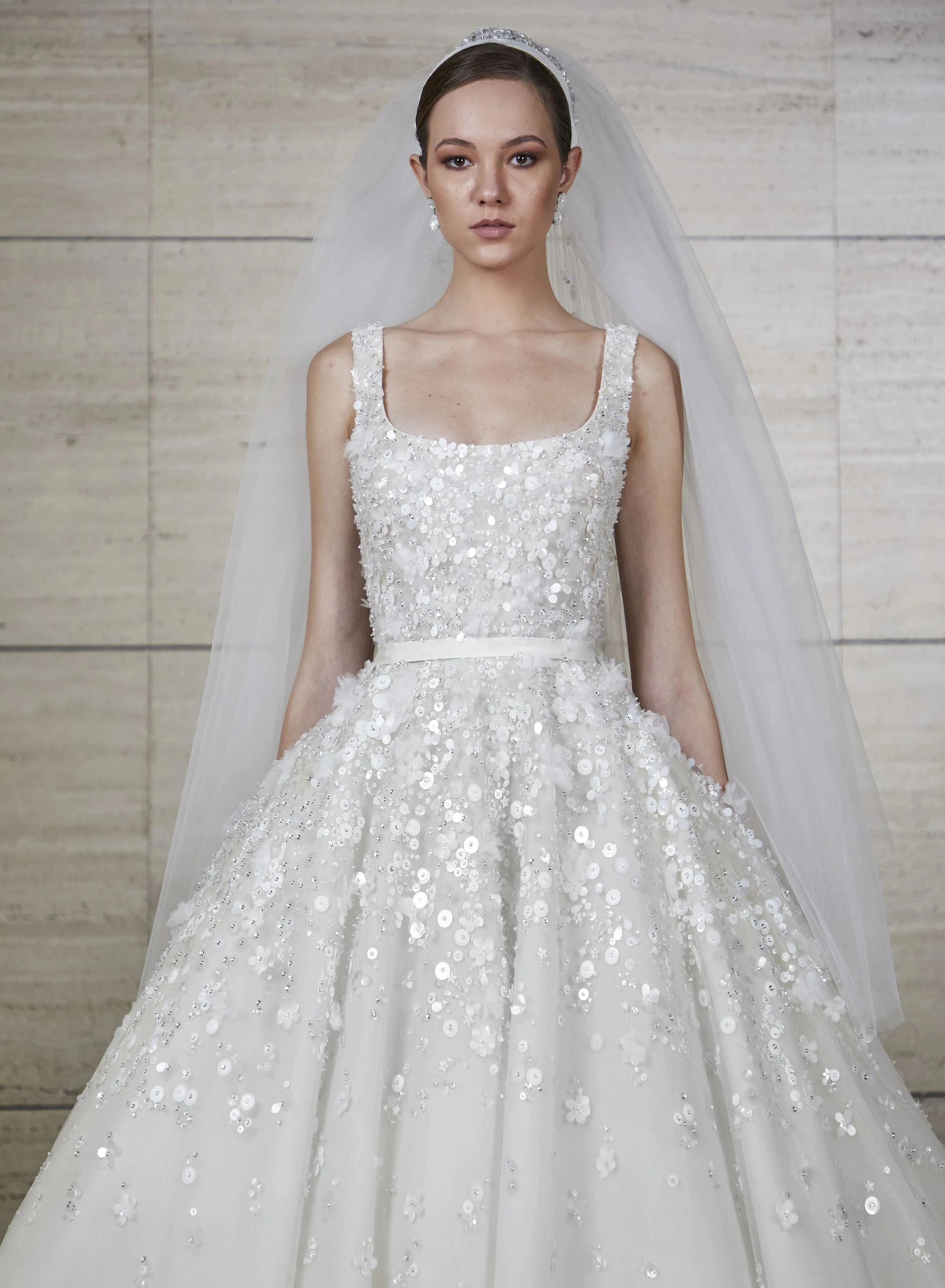 Một thiết kế nằm trong bộ sưu tập Xuân - Hè 2022 của Elie Saab được Son Ye Jin diện trong đám cưới.