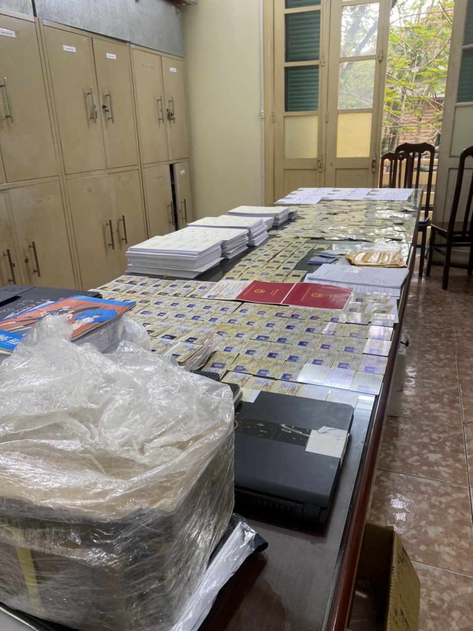 H&agrave;ng loạt bằng l&aacute;i xe được l&agrave;m giả bị cơ quan c&ocirc;ng an thu giữ