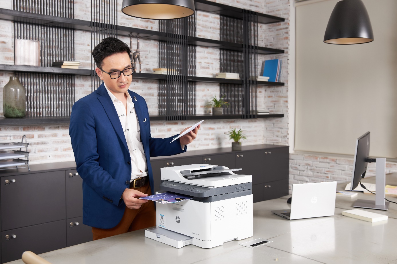 HP Color Laser MFP 179fnw trang bị khay nạp tự động cho ph&eacute;p scan, fax t&agrave;i liệu l&ecirc;n tới 40 trang.