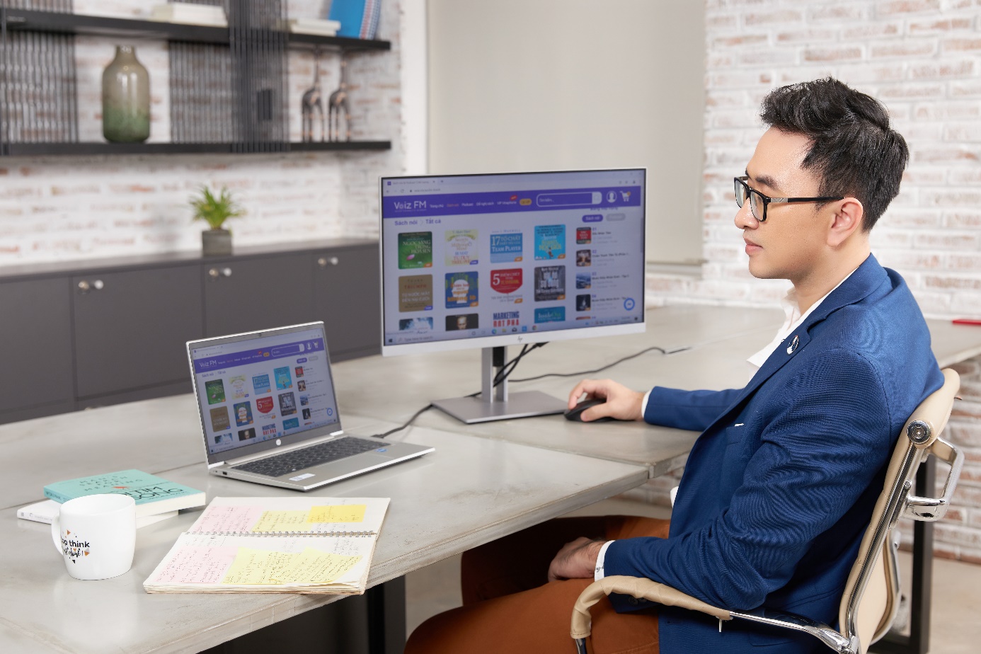 Màn hình HP dòng E giúp công việc duyệt đầu sách được hiệu quả hơn.