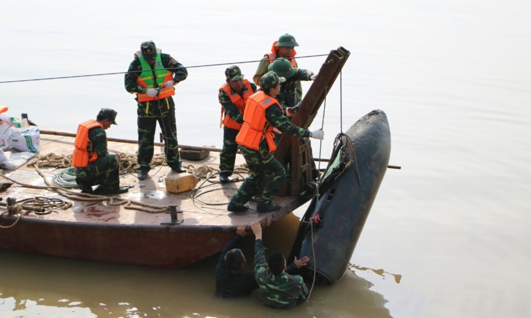 Bộ Tư lệnh Thủ đô trục vớt thành công quả bom dưới sông Hồng. Ảnh - MOLISA. 