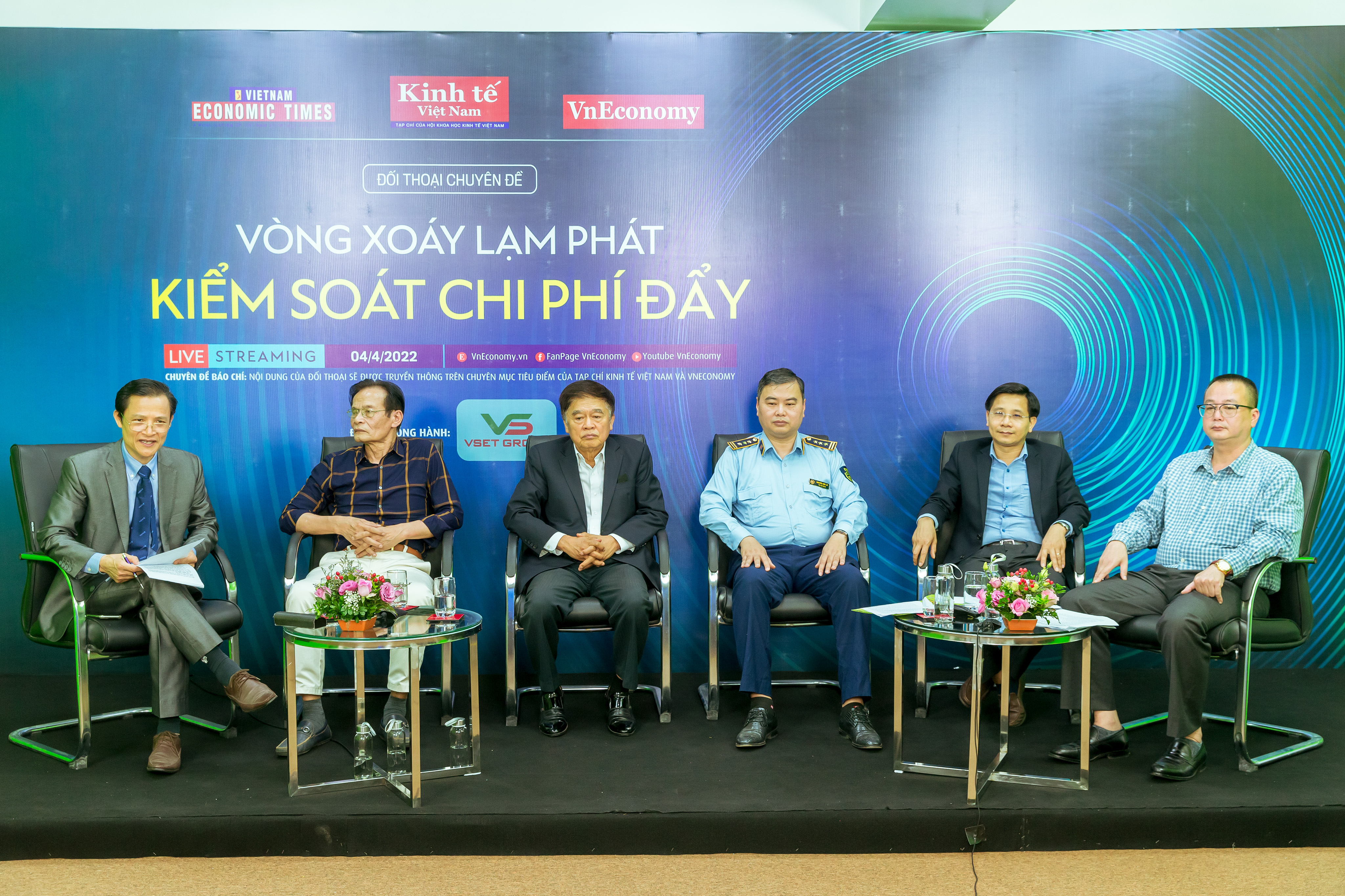 Toàn cảnh Đối thoại: “Vòng xoáy lạm phát – Kiểm soát chi phí đẩy”.  Ảnh: Chu Xuân Khoa.