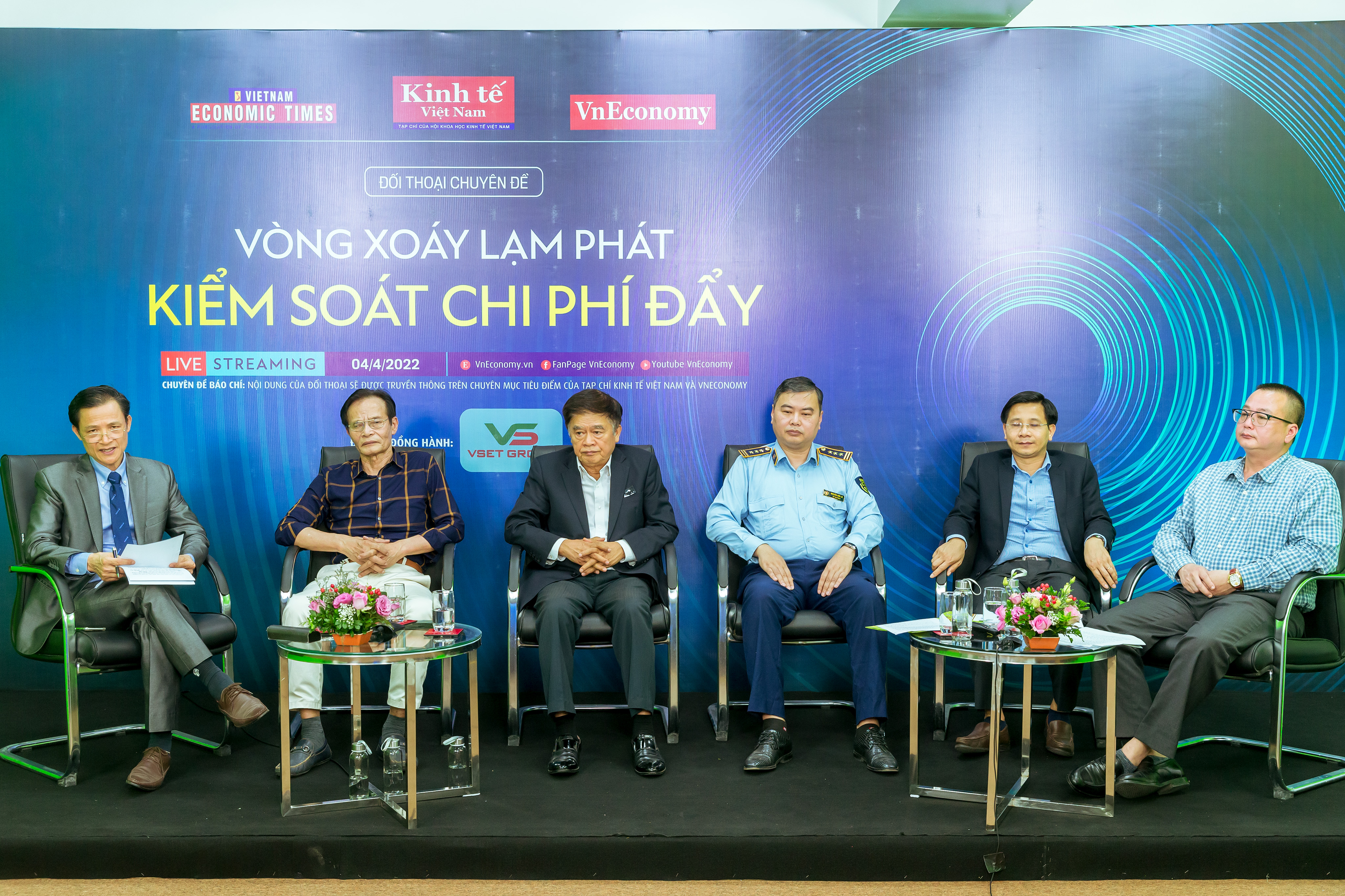 Đại diện một số chuyên gia, diễn giả tại Đối thoại ngày 4/4/2022. Ảnh - Chu Xuân Khoa. 