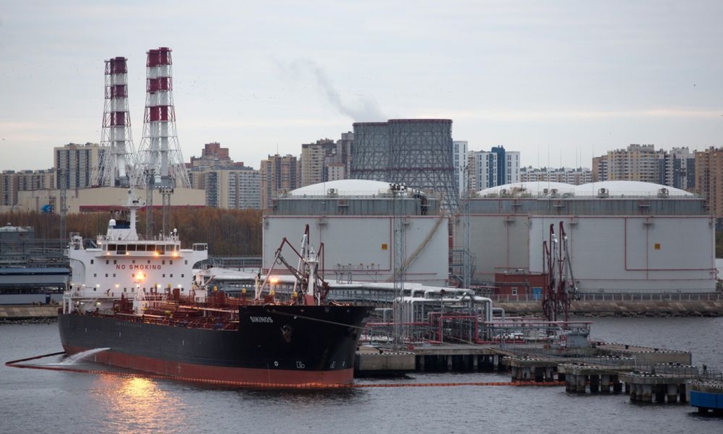 Một tàu chở dầu tại Cảng lớn Saint-Petersburg ở Saint Petersburg, Nga - Ảnh: Bloomberg