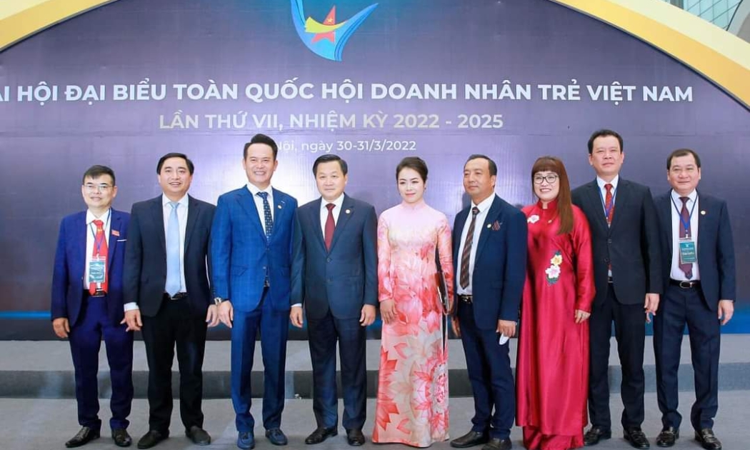 CEO Lưu Thị Thanh Mẫu (áo dài hồng) cùng các thành viên Hội Doanh nhân trẻ Việt Nam đón Phó Thủ tướng Chính phủ Lê Minh Khái đến dự Đại hội đại biểu khóa VII, nhiệm kỳ 2022-2025.
