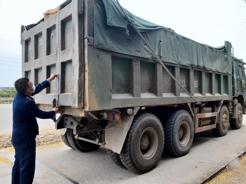 Lực lượng chức năng tiến hành kiểm tra xe vi phạm về cơi nới kích thước thành thùng.