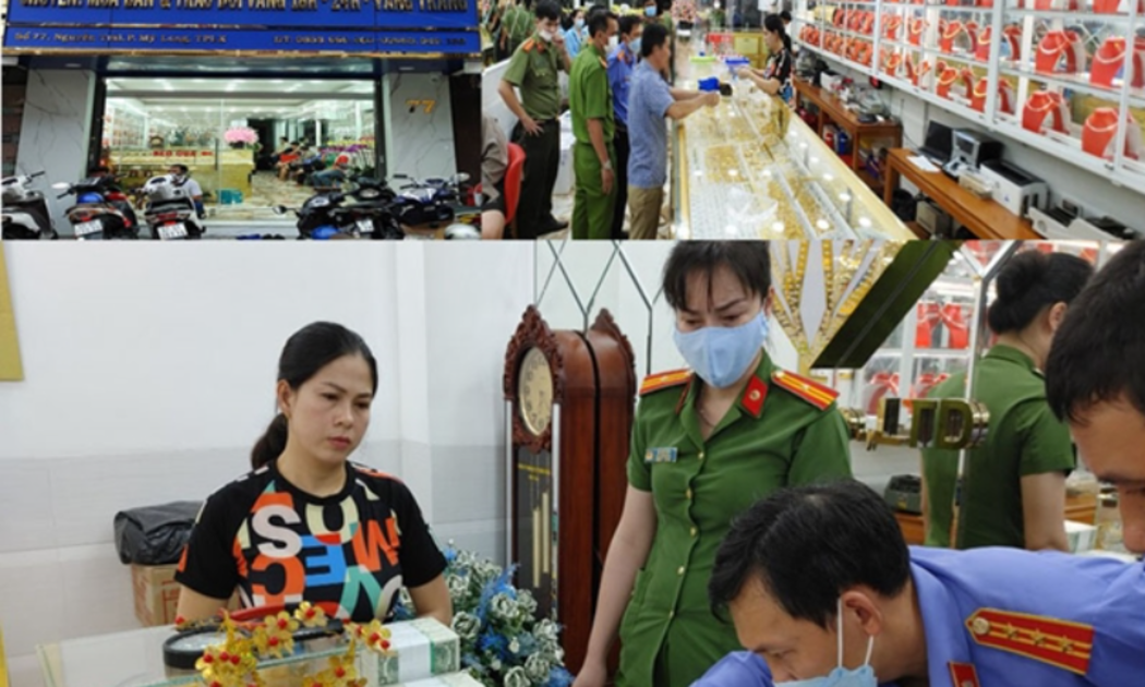 Lực lượng chức năng khám xét các nơi có liên quan đến vụ án. Ảnh: Công an An Giang