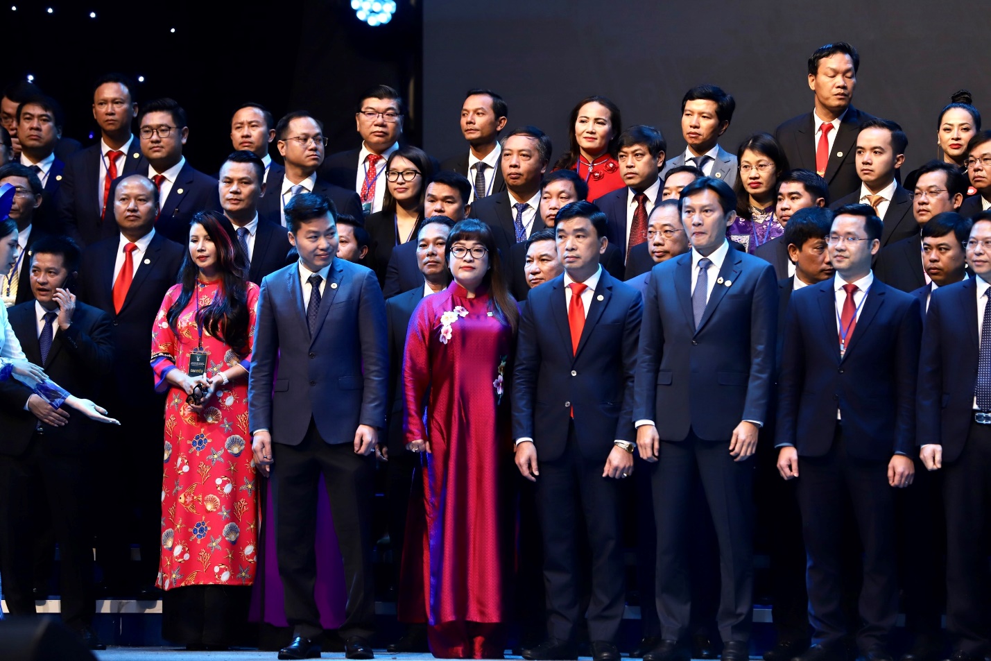 Các ủy viên Ủy ban Trung ương Hội Doanh nhân trẻ Việt Nam khóa VII, nhiệm kỳ 2022 – 2025 ra mắt đại hội.