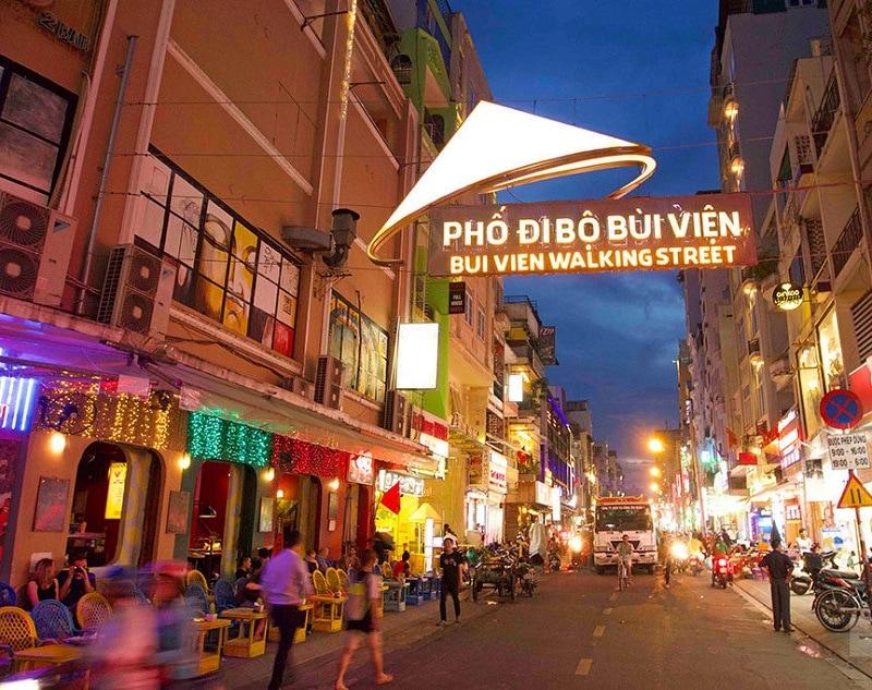 Các tuyến phố thương mại trung tâm không chỉ giải quyết nhu cầu vui chơi, tái tạo năng lượng của cư dân địa phương mà còn là “gà đẻ trứng vàng” cho gia chủ.