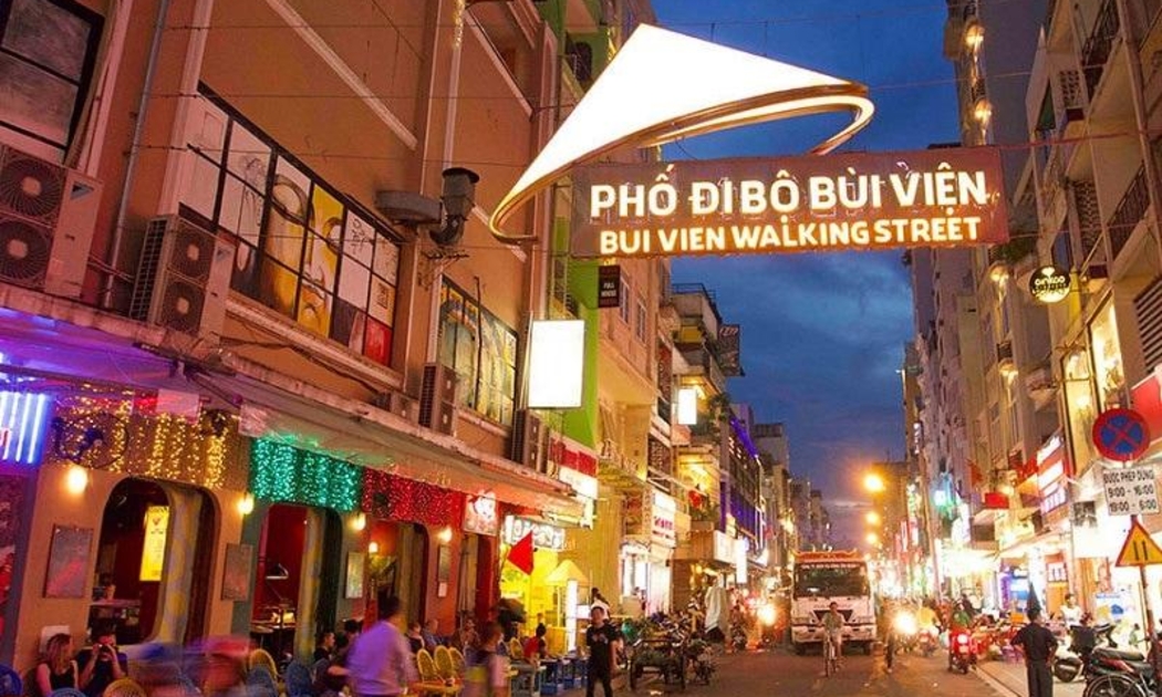 Các tuyến phố thương mại trung tâm không chỉ giải quyết nhu cầu vui chơi, tái tạo năng lượng của cư dân địa phương mà còn là “gà đẻ trứng vàng” cho gia chủ.
