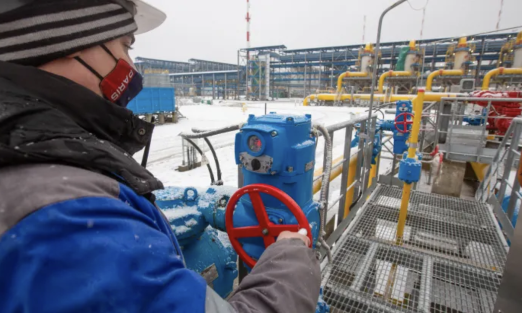 Một công nhân Gazprom điều chỉnh van ở đoạn bắt đầu của đường ống Nord Stream 2 tại Ust-Luga, Nga, hôm 28/1/2021 - Ảnh: Bloomberg/Getty.
