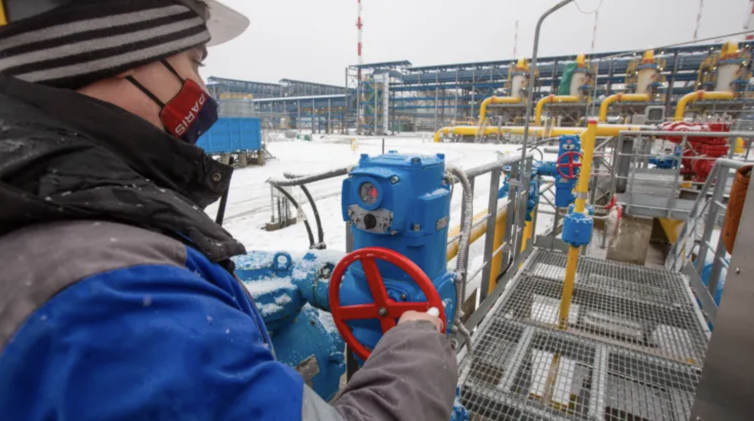 Một công nhân Gazprom điều chỉnh van ở đoạn bắt đầu của đường ống Nord Stream 2 tại Ust-Luga, Nga, hôm 28/1/2021 - Ảnh: Bloomberg/Getty.