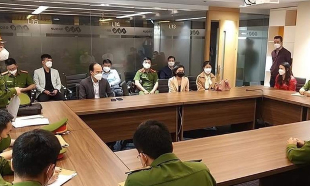 Lực lượng chức năng làm việc tại trụ sở FLC. Ảnh: Phạm Kiên - TTXVN