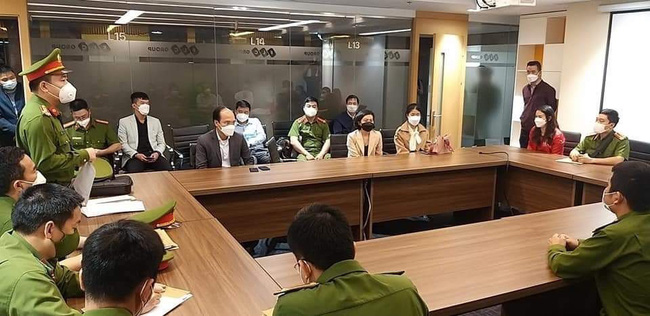 Lực lượng chức năng làm việc tại trụ sở FLC. Ảnh: Phạm Kiên - TTXVN