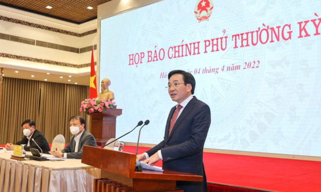 Bộ trưởng, Chủ nhiệm Văn phòng Chính phủ Trần Văn Sơn, Người phát ngôn của Chính phủ, cung cấp thông tin tới báo chí tại buổi họp báo Chính phủ thường kỳ tháng 3 vào chiều 4/4.