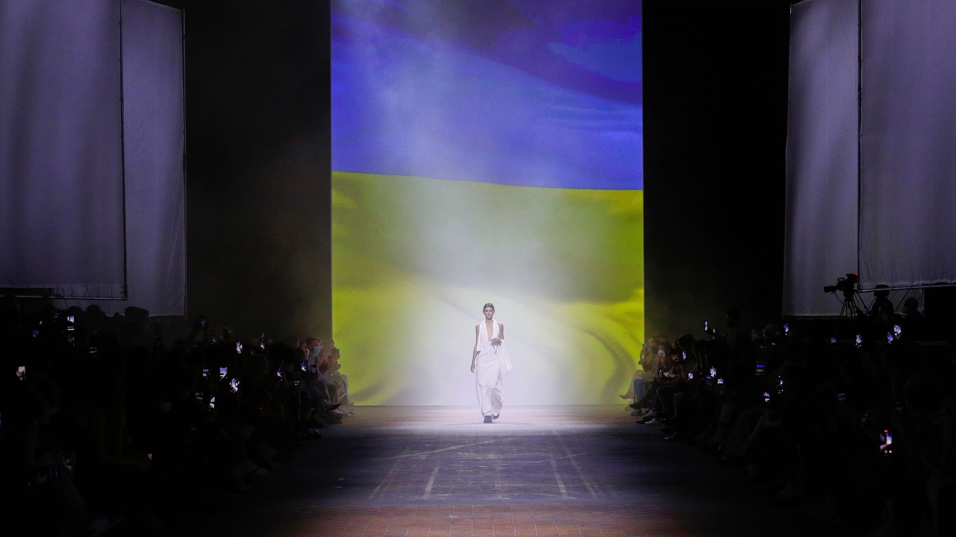 Show diễn của nh&agrave; thiết kế&nbsp;người Ukraine Jean Gritsfeldt tại Tuần lễ thời trang Berlin.