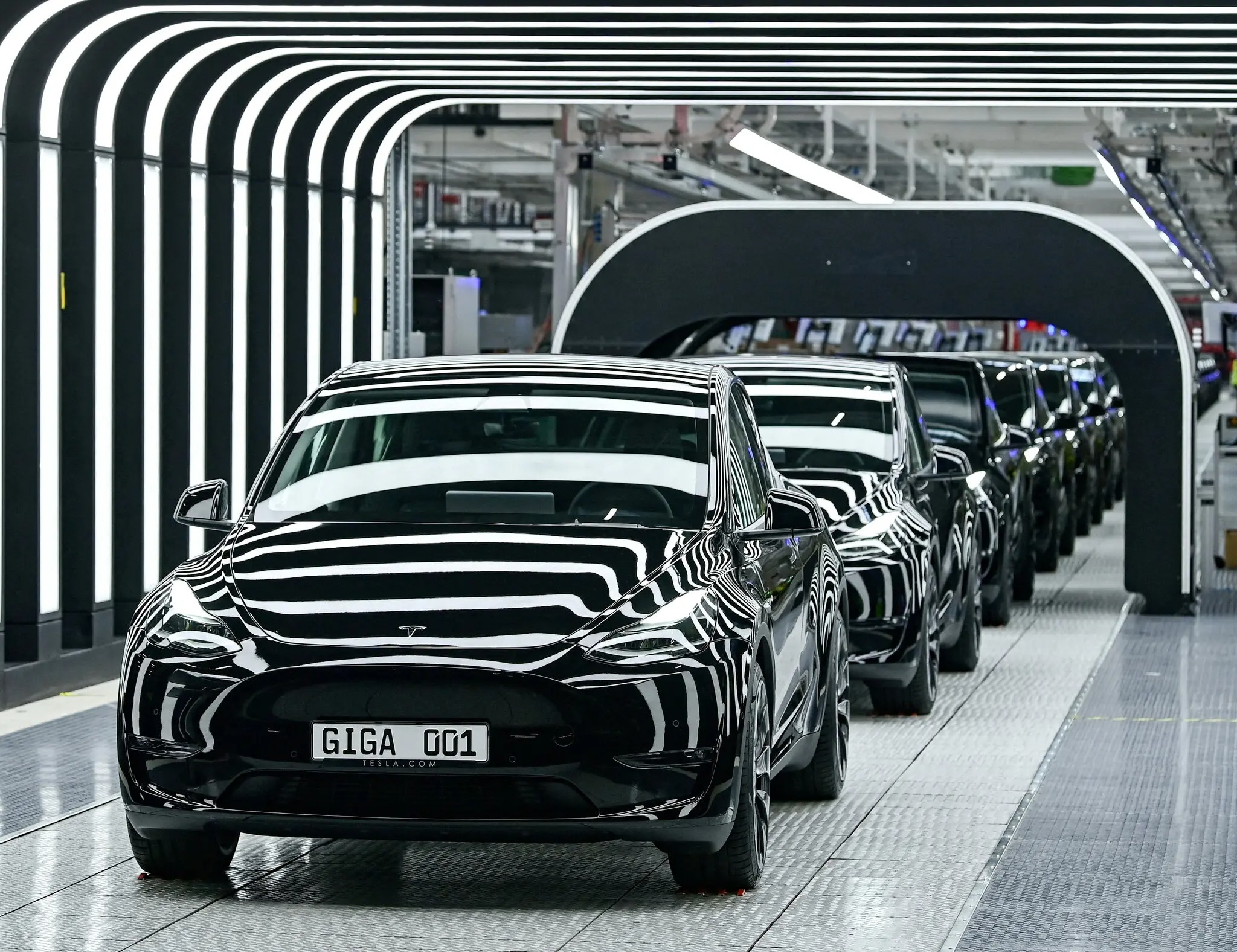 Xe thể thao đa dụng Tesla Model Y tại lễ khai trương vào tháng trước ở nhà máy của công ty gần Berlin. Ảnh: New York Times