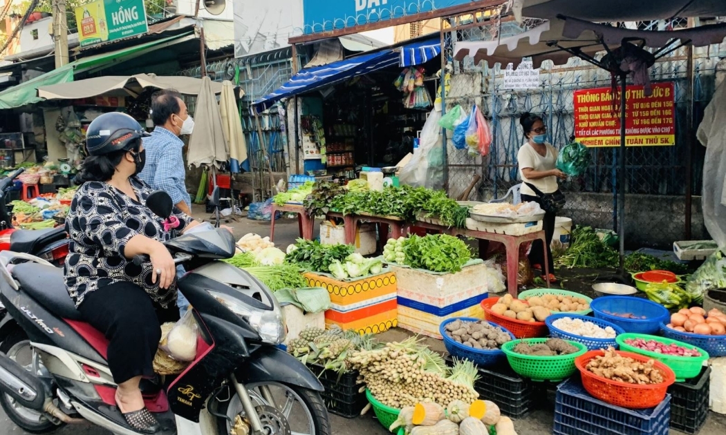 Các bộ, ngành, UBND các địa phương rà soát kê khai giá của doanh nghiệp để đánh giá việc tăng giá có phù hợp với biến động của các yếu tố đầu vào, đặc biệt là xăng dầu hay không.