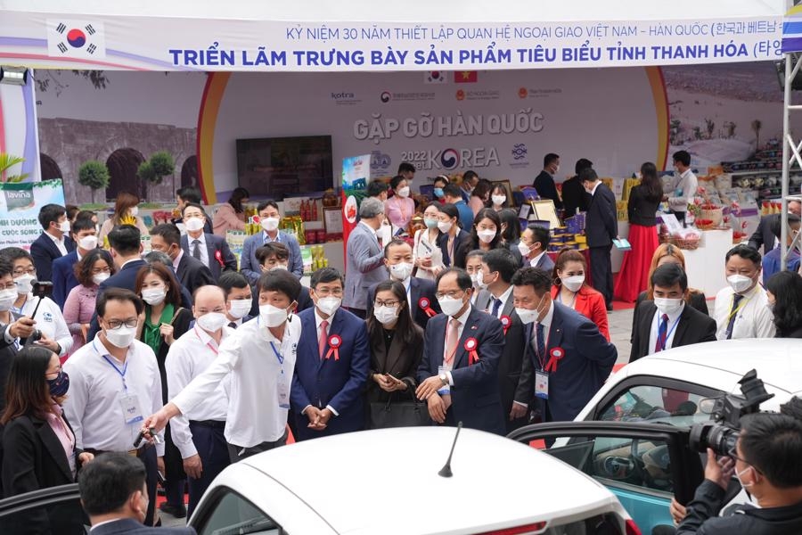 &Ocirc;ng Kim Soon Yuong (người thứ hai từ phải sang, h&agrave;ng đầu ti&ecirc;n) giới thiệu xe &ocirc; t&ocirc; điện 2 chỗ tại triển l&atilde;m sản phẩm ti&ecirc;u biểu Việt Nam - H&agrave;n Quốc th&aacute;ng 3/2022.