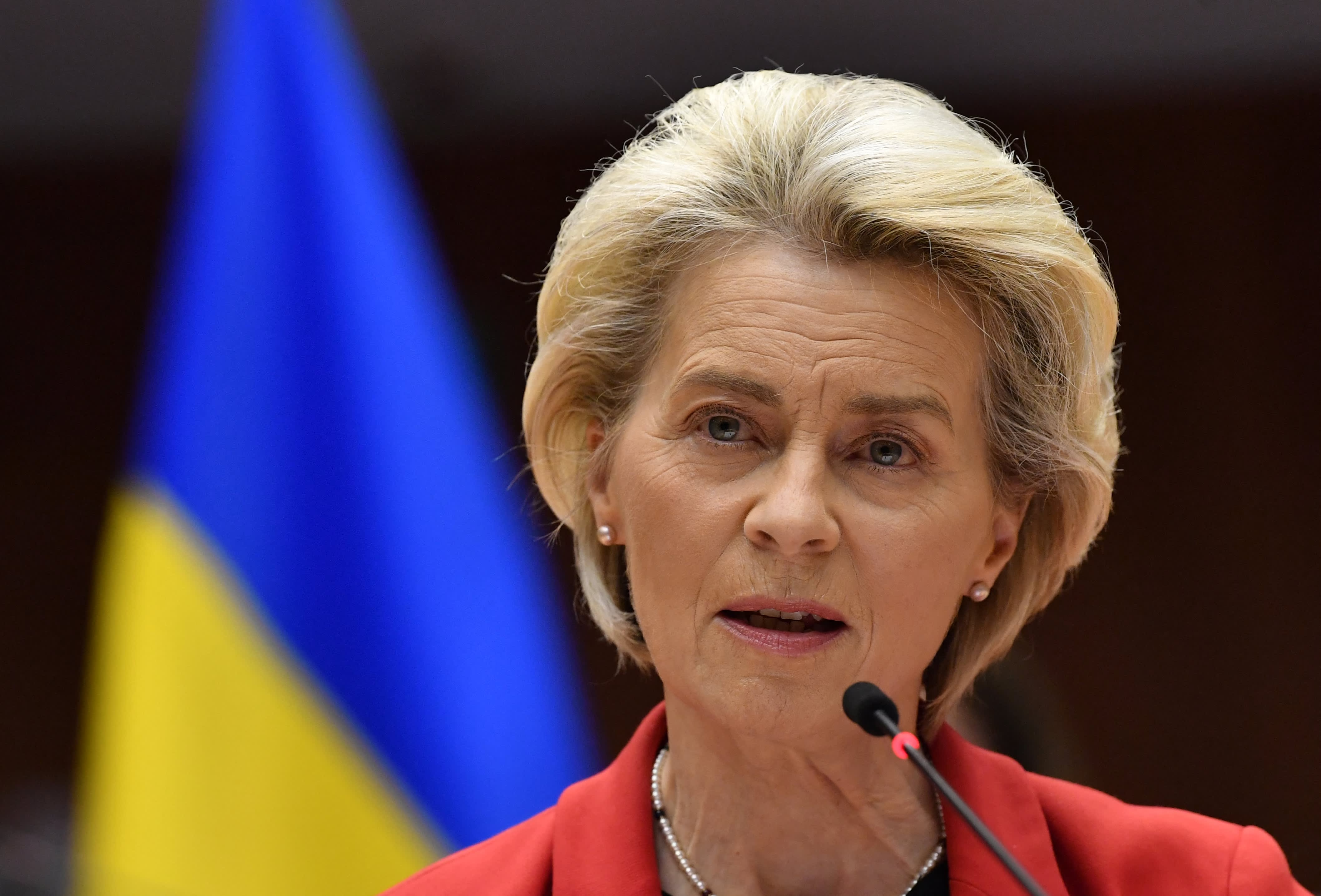 Chủ tịch Ủy ban châu Âu Ursula von der Leyen bài phát biểu tại phiên họp toàn thể của Nghị viện châu Âu tại trụ sở EU ở Brussels, ngày 23/3/2022 - Ảnh: Getty Images