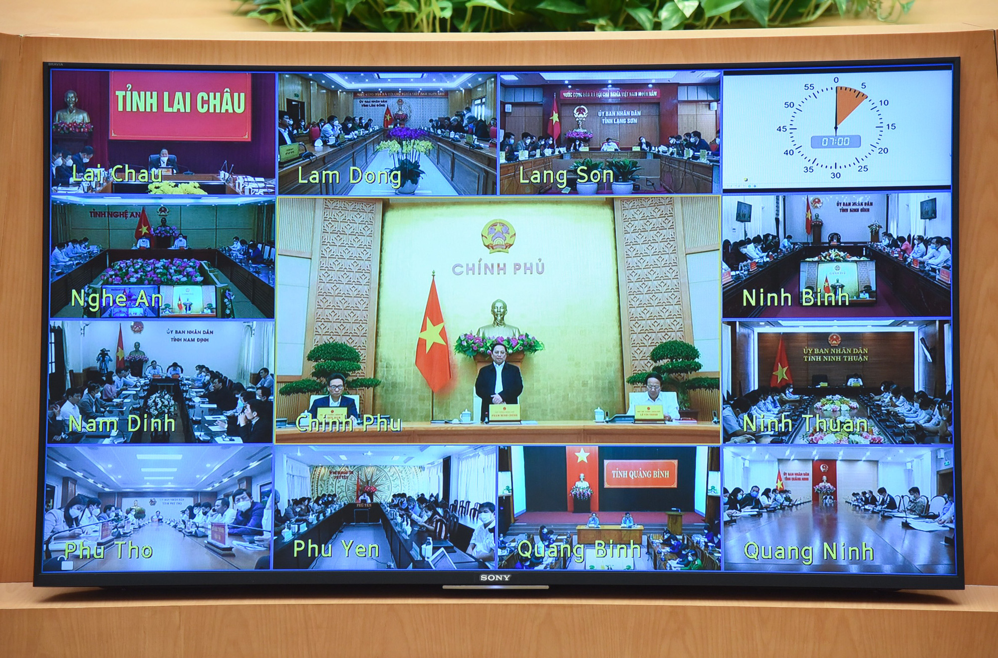 Các tỉnh, thành phố trực thuộc Trung ương tham dự hội nghị theo hình thức trực tuyến - Ảnh: VGP
