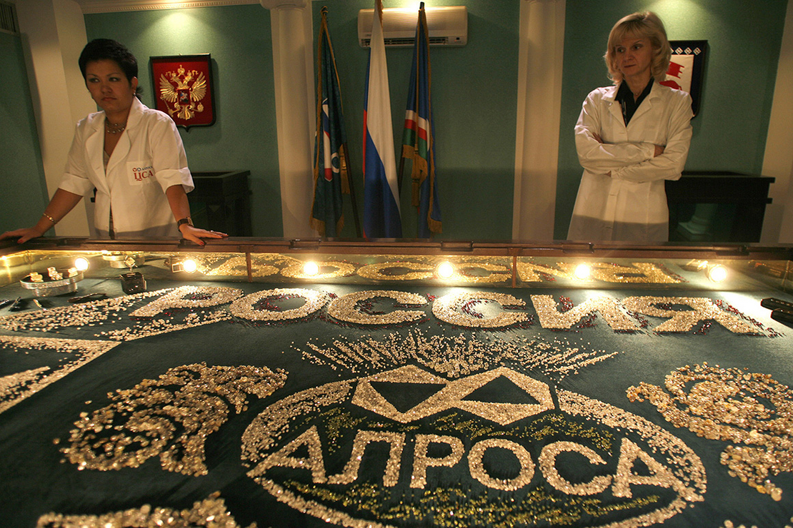Giám đốc điều hành Alrosa, Sergei Ivanov cũng đã được thêm vào danh sách nhưng công dân Nga không thể kiếm tiền trên đất Mỹ và có thể bị tịch thu tài sản.