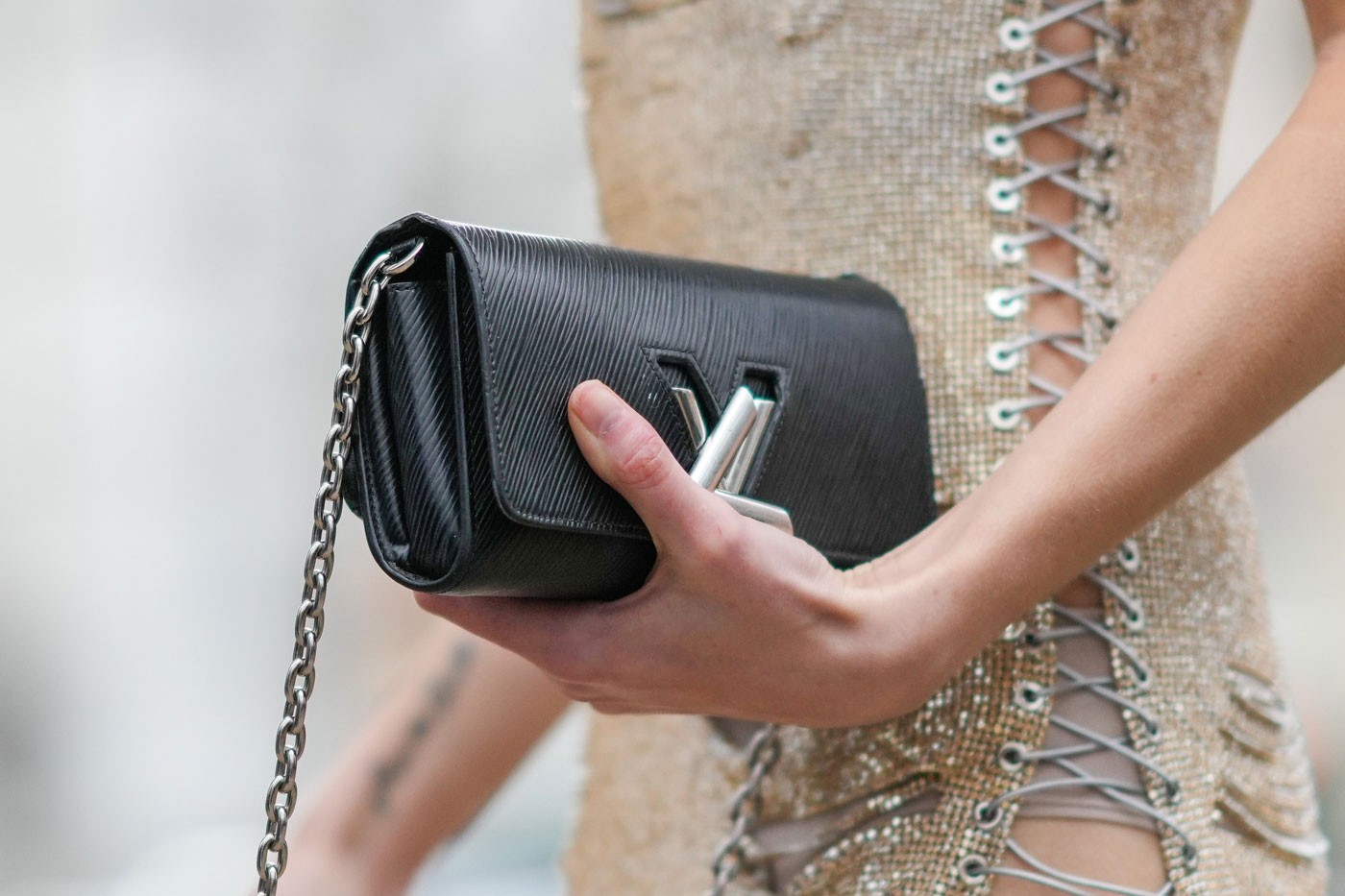 Louis Vuitton đã không ít lần ra tòa do liên quan tới những vụ tranh chấp bản quyền, tuy nhiên đa phần các trường hợp là thương hiệu này khởi kiện.