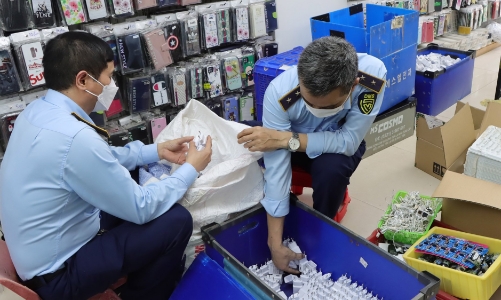 Thu giữ trên 11.200 sản phẩm sạc điện thoại, ipad giả mạo nhãn hiệu Samsung