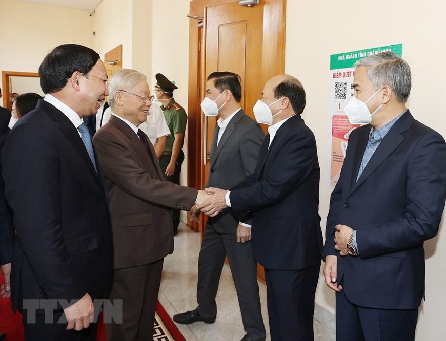 Tổng B&iacute; thư Nguyễn Ph&uacute; Trọng với c&aacute;c c&aacute;n bộ trong Ban Thường vụ Tỉnh ủy v&agrave; l&atilde;nh đạo chủ chốt tỉnh Quảng Ninh. Ảnh: TTXVN