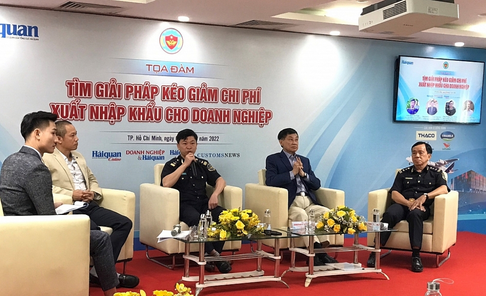 Ông Đào Duy Tám, Phó Cục trưởng Cục Giám sát quản lý về hải quan, Tổng cục Hải quan đang chia sẻ tại tọa đàm - Ảnh: CL.