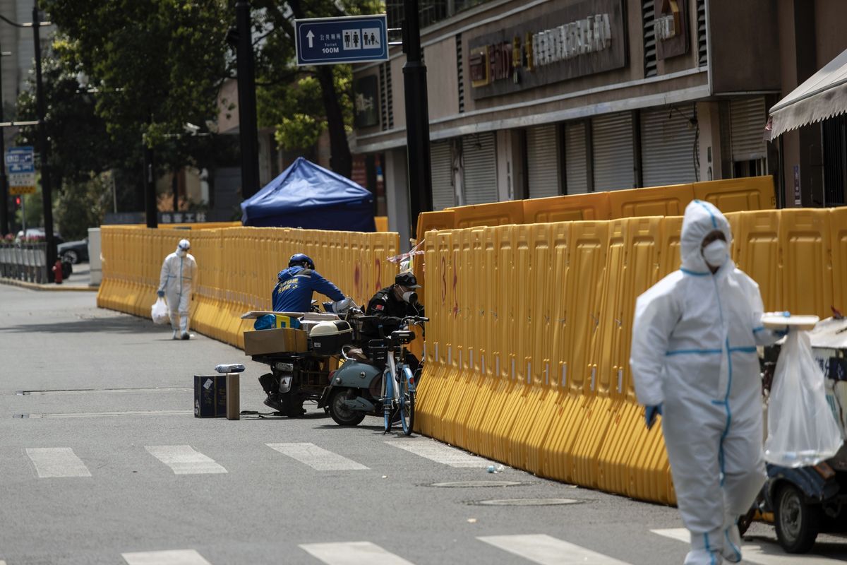 Phong toả để chống Covid-19 ở Thượng Hải, tháng 4/2022 - Ảnh: Bloomberg.