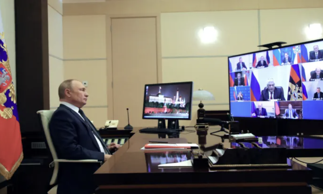 Tổng thống Nga Vladimir Putin trong một cuộc họp với các quan chức an ninh hôm 1/4 - Ảnh: Sputnik/Reuters.