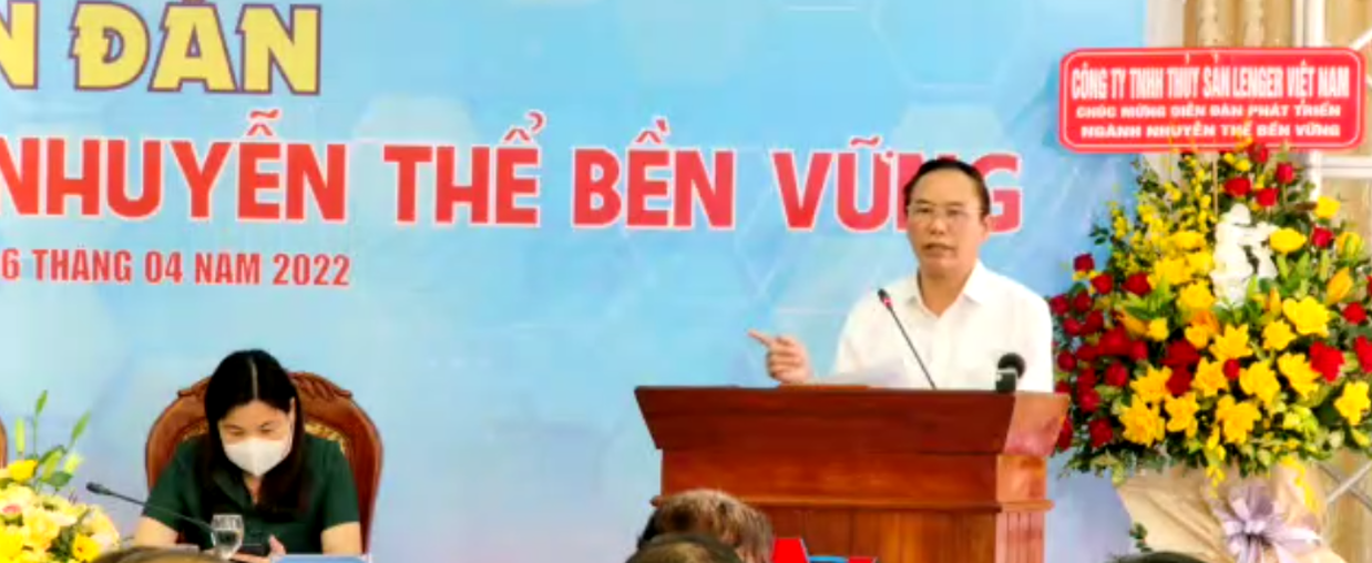 Thứ trưởng Ph&ugrave;ng Đức Tiến ph&aacute;t biểu tại diễn đ&agrave;n.