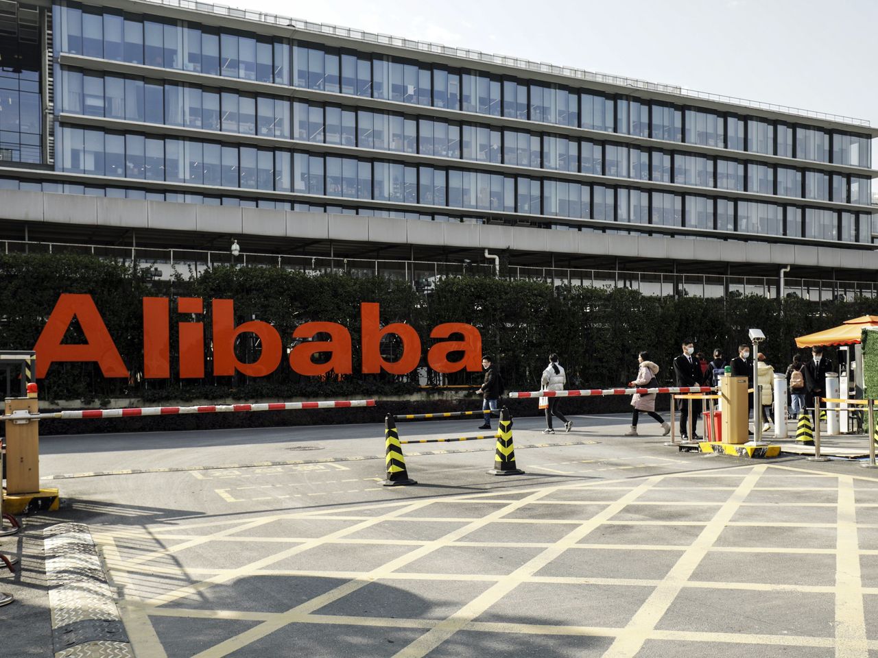 Alibaba hiện niêm yết cổ phiếu ở Mỹ và Hồng Kông - Ảnh: Reuters