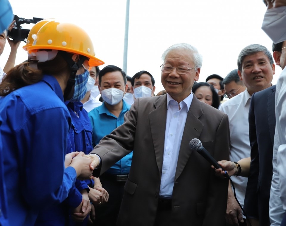 Tổng Bí thư Nguyễn Phú Trọng hỏi thăm, động viên toàn thể cán bộ, công nhân viên Công ty CP Than Vàng Danh. Ảnh: VOV.