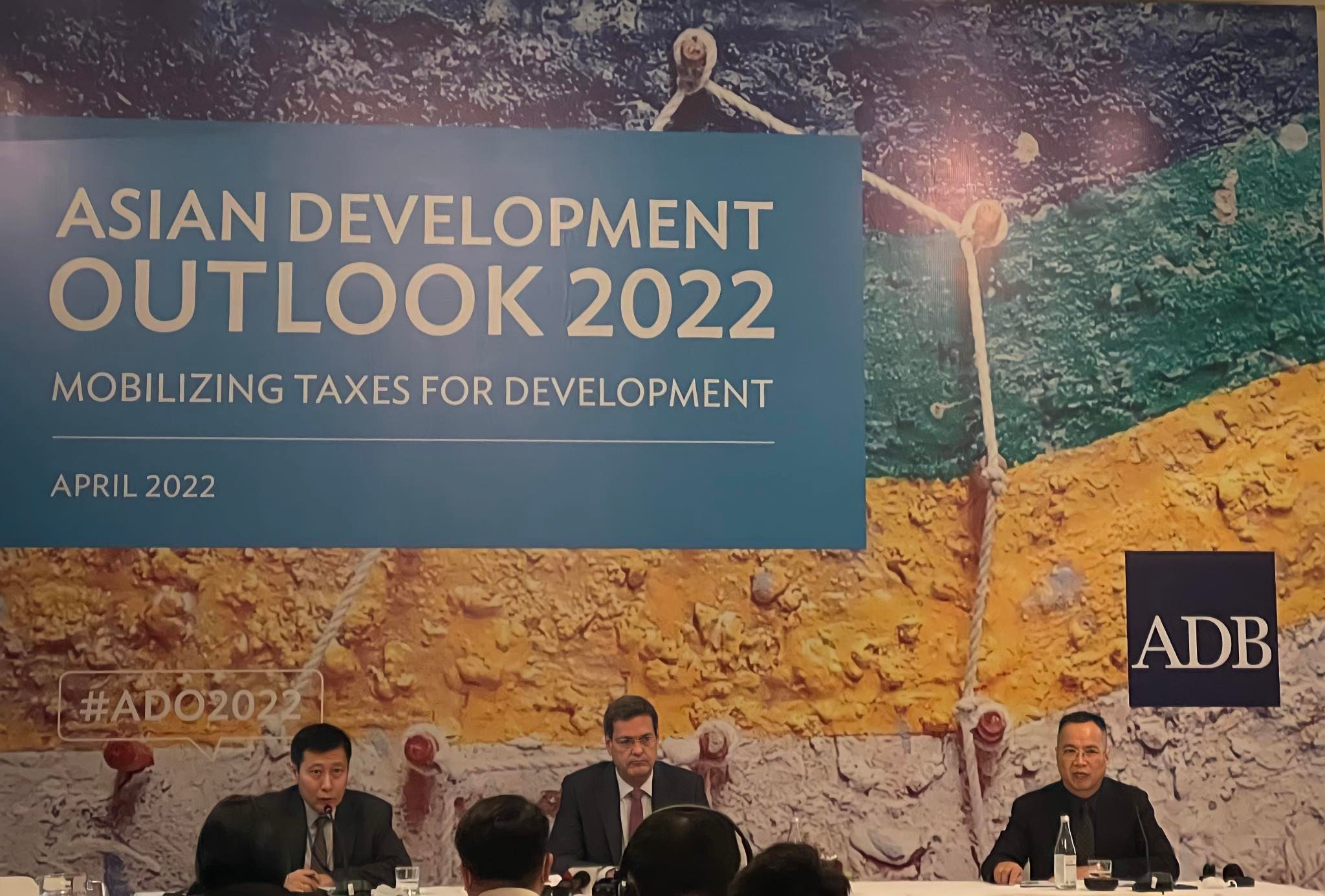 ADB'experts at the press conference.