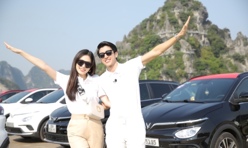 Đoàn xe điện VinFast tạo hình chữ V khổng lồ bên Vịnh Hạ Long