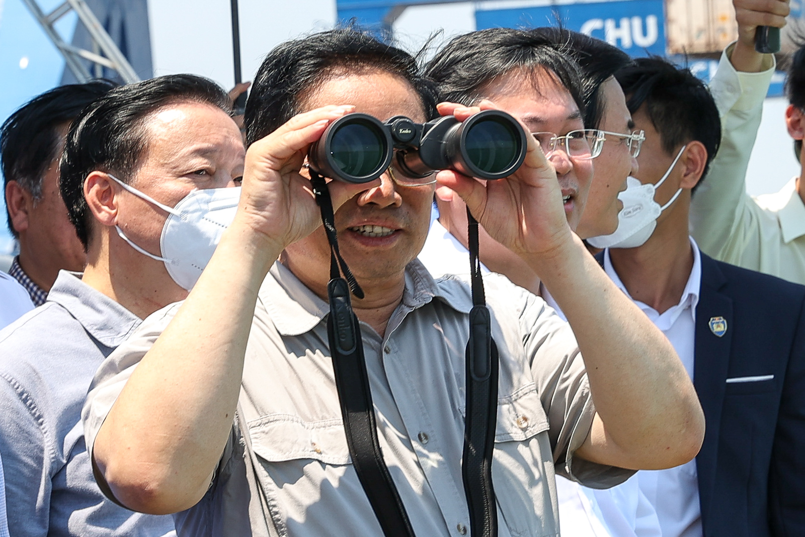 Thủ tướng khảo sát cảng Chu Lai - Ảnh: VGP/Nhật Bắc