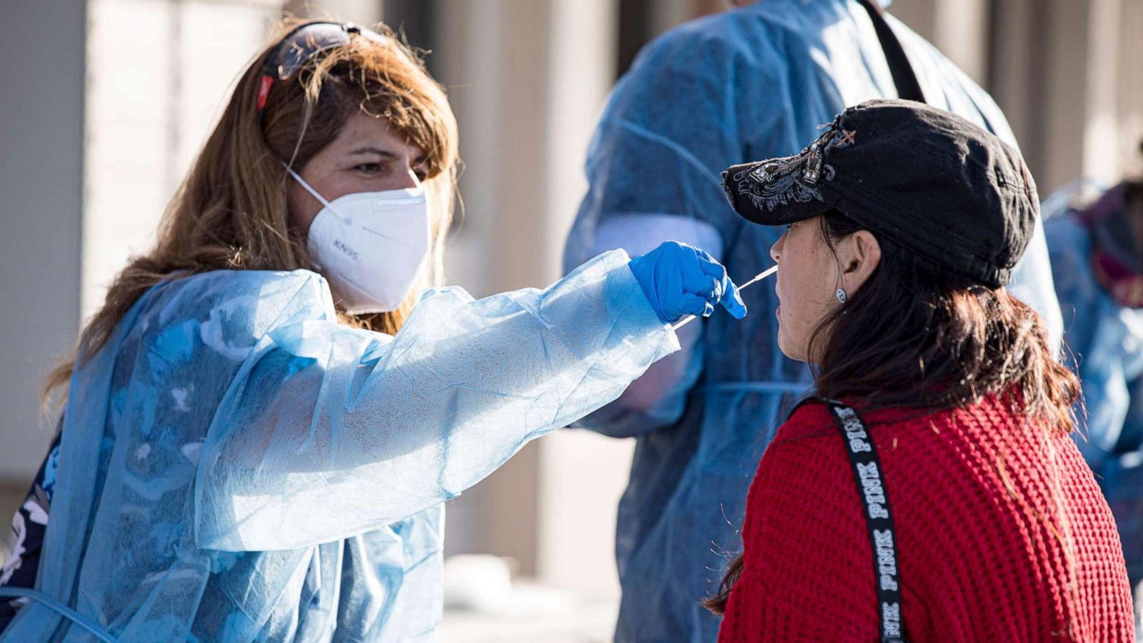 Lấy mẫu xét nghiệm Covid tại Anh - Ảnh: Getty Images