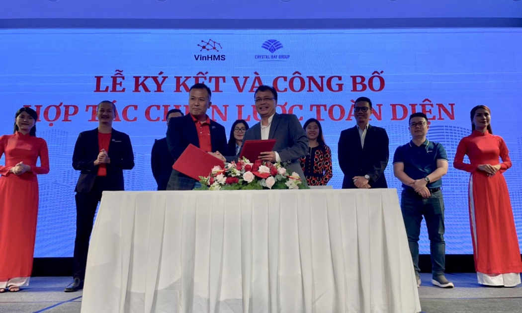 Ông Nguyễn Tiến Trung (bên phải) - Tổng giám đốc Tập đoàn du lịch Crystal Bay và Ông Nguyễn Văn Hoàng (bên trái) - Tổng giám đốc Công ty Cổ phần sản xuất và kinh doanh phần mềm VinHMS cùng các đại diện chứng kiến lễ Ký kết hợp tác.