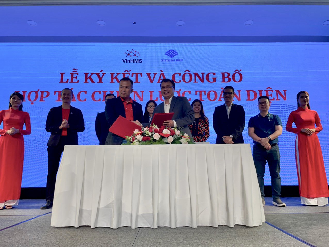 Ông Nguyễn Tiến Trung (bên phải) - Tổng giám đốc Tập đoàn du lịch Crystal Bay và Ông Nguyễn Văn Hoàng (bên trái) - Tổng giám đốc Công ty Cổ phần sản xuất và kinh doanh phần mềm VinHMS cùng các đại diện chứng kiến lễ Ký kết hợp tác.