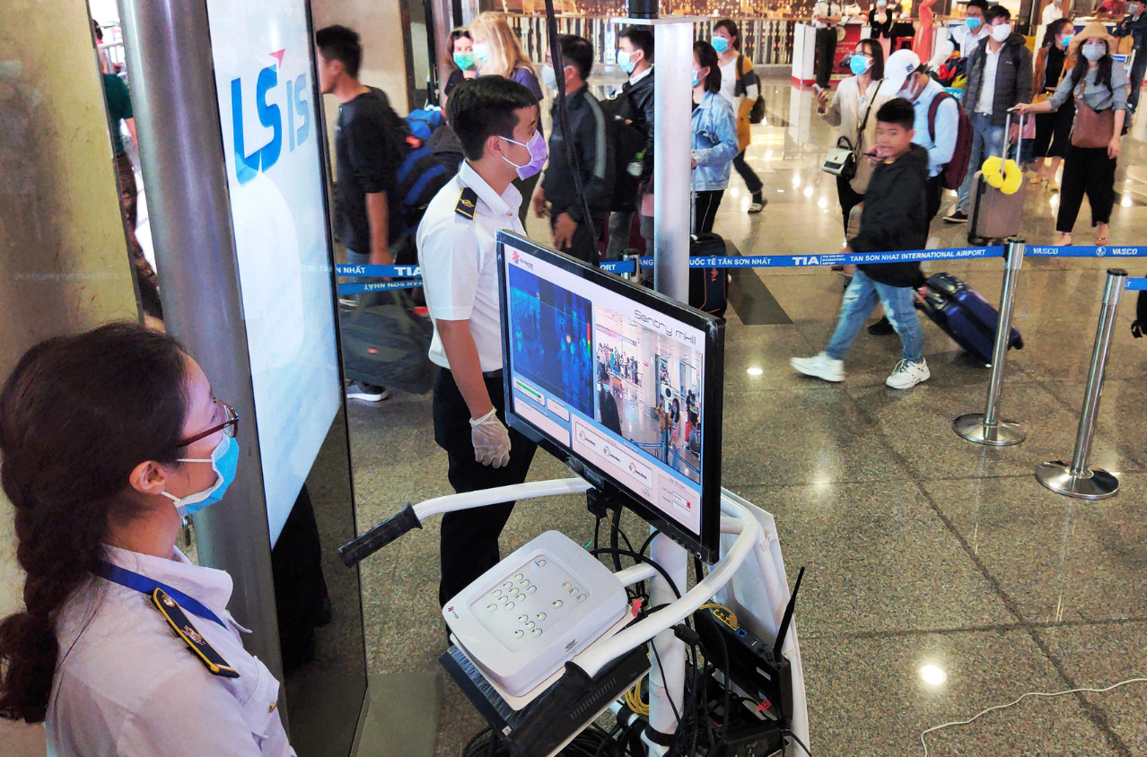 Mặc d&ugrave; tăng chuyến so với c&ugrave;ng kỳ năm&nbsp;2019, gi&aacute; v&eacute; m&aacute;y bay vẫn tăng cao.