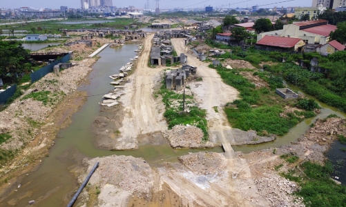 Còn tình trạng xé nhỏ gói thầu, đoạn cao tốc 50 km nhưng hàng chục nhà thầu thi công