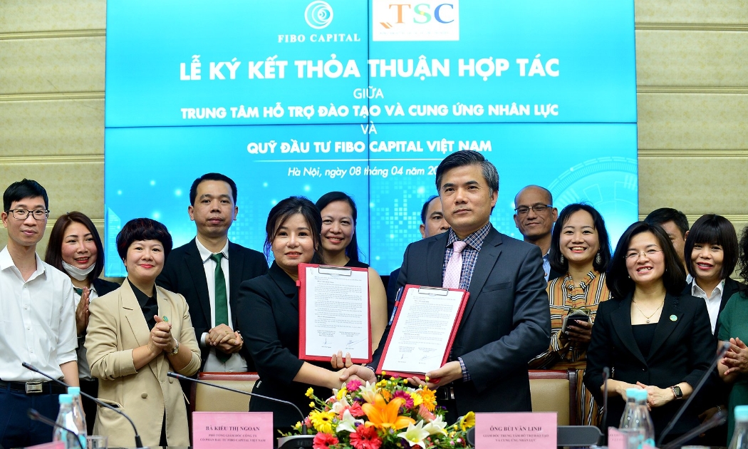Đại diện Fibo Capital Việt Nam cùng đại diện Trung tâm Hỗ trợ đào tạo và Cung ứng nhân lực ký kết hợp tác.