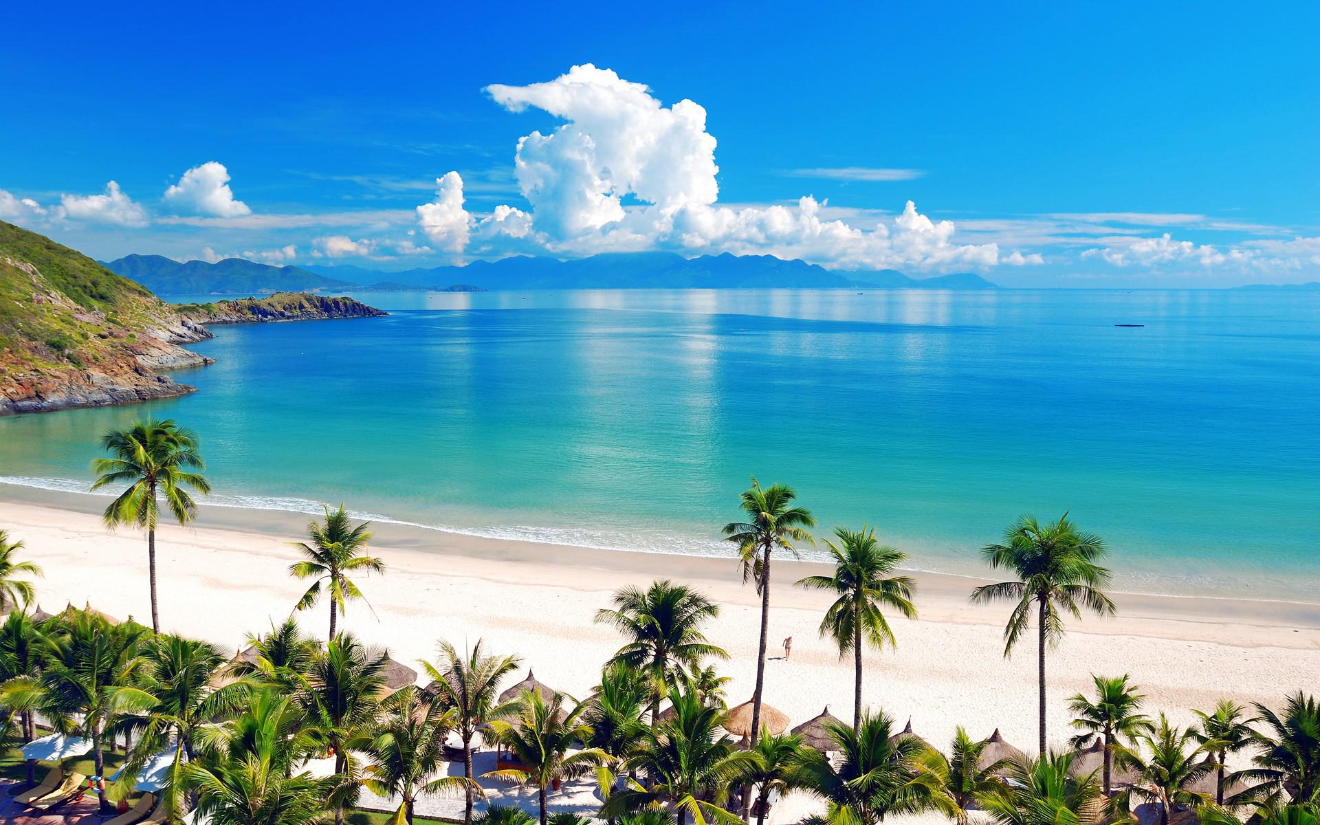 Nha Trang hấp dẫn khách du lịch trong nước và quốc tế nhờ những thế mạnh về cảnh quan tự nhiên .