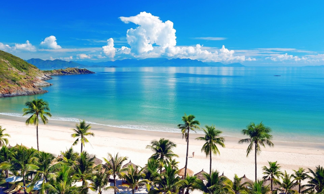 Nha Trang hấp dẫn khách du lịch trong nước và quốc tế nhờ những thế mạnh về cảnh quan tự nhiên .