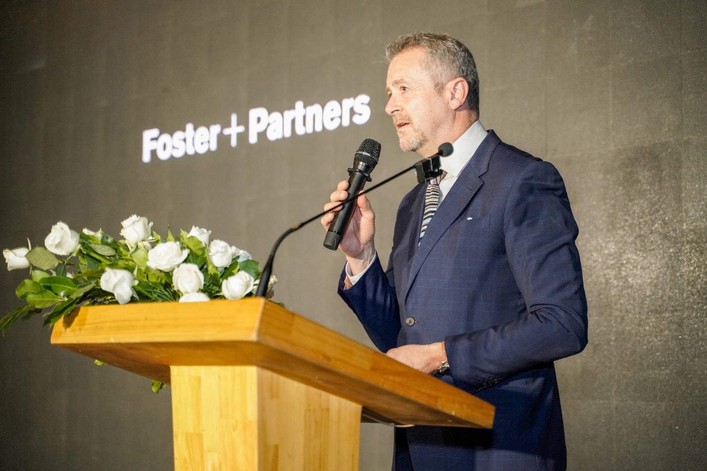 &Ocirc;ng Toby Blunt, Đối t&aacute;c cấp cao của Foster Partners cho biết The Global City sẽ l&agrave; khu đ&ocirc; thị với những t&ograve;a nh&agrave; bền vững trước t&aacute;c động của biến đổi kh&iacute; hậu.