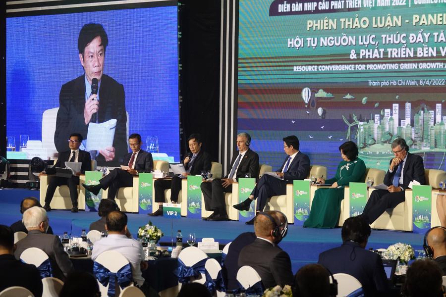 Các diễn giả thảo luận tại Diễn đàn ngày 8/4.