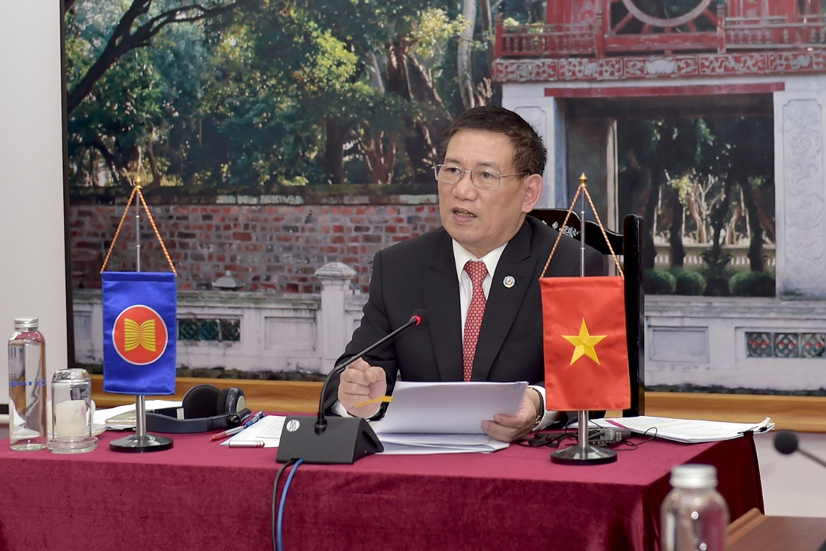 Bộ trưởng Bộ Tài chính Hồ Đức Phớc phát biểu tại hội nghị.