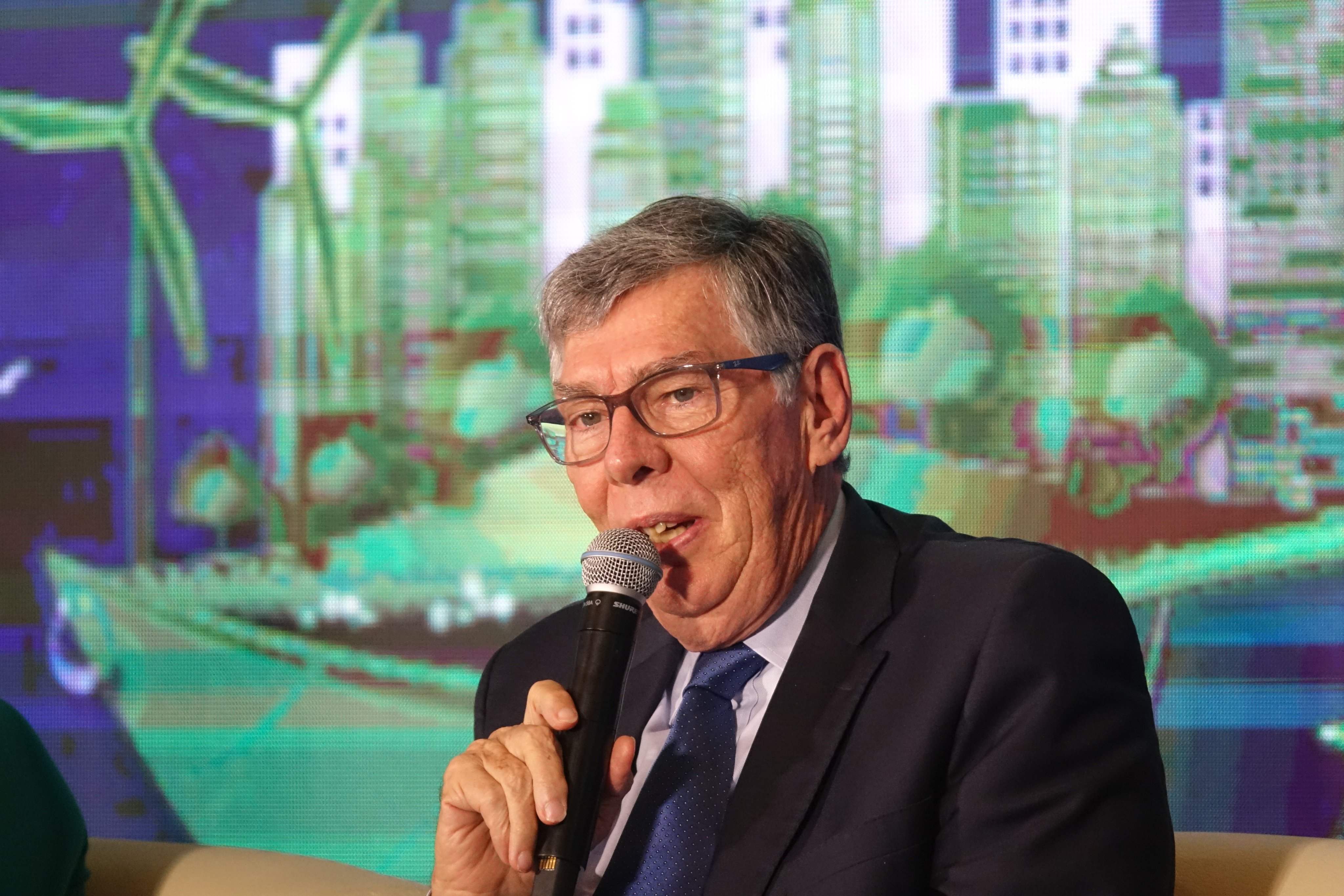Ông Alain Cany, Chủ tịch Hiệp hội Doanh nghiệp Châu u (EuroCham) tại Việt Nam tham gia thảo luận tại Diễn đàn.